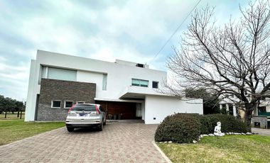 Casa en venta en el Country Club El Venado, Canning. Lote en esquina.
