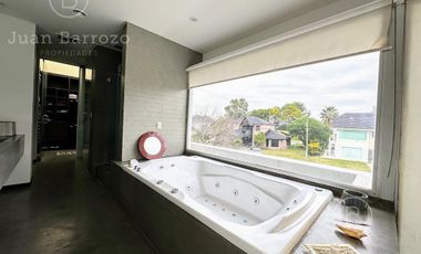 Casa en venta en el Country Club El Venado, Canning. Lote en esquina.