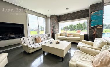 Casa en venta en el Country Club El Venado, Canning. Lote en esquina.