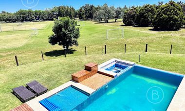 Casa en venta en el Country Club El Venado, Canning. Lote en esquina.