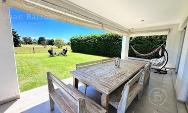 Casa en venta en el Country Club El Venado, Canning. Lote en esquina.