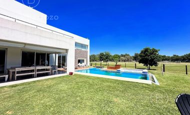 Casa en venta en el Country Club El Venado, Canning. Lote en esquina.