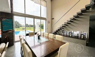 Casa en venta en el Country Club El Venado, Canning. Lote en esquina.