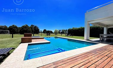 Casa en venta en el Country Club El Venado, Canning. Lote en esquina.