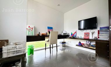Casa en venta en el Country Club El Venado, Canning. Lote en esquina.