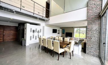 Casa en venta en el Country Club El Venado, Canning. Lote en esquina.