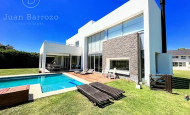Casa en venta en el Country Club El Venado, Canning. Lote en esquina.