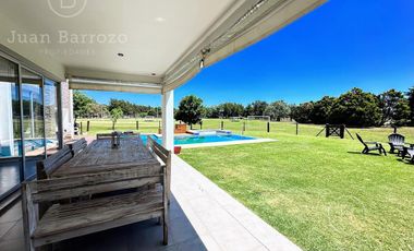 Casa en venta en el Country Club El Venado, Canning. Lote en esquina.