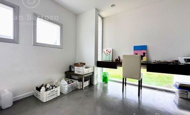 Casa en venta en el Country Club El Venado, Canning. Lote en esquina.