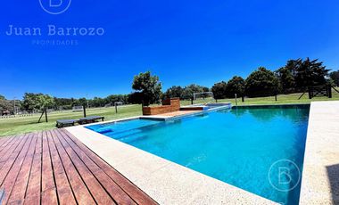 Casa en venta en el Country Club El Venado, Canning. Lote en esquina.