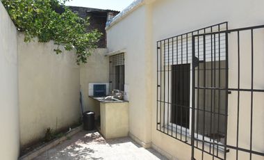 Casa  en Alquiler Ramos Mejia / La Matanza (A108 8026)