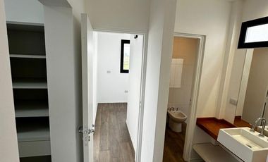 VENTA AMPLIA CASA A ESTRENAR - 3 dormitorios, Sala de estudio - Solares de Manantiales!