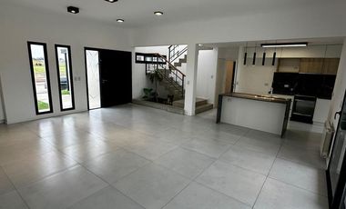 VENTA AMPLIA CASA A ESTRENAR - 3 dormitorios, Sala de estudio - Solares de Manantiales!