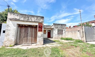 Casa en Venta a refaccionar.  Terreno de 321 m2. 110 m2 cubiertos. Centro de Zarate