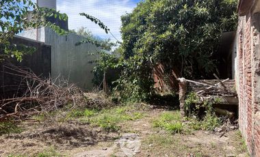 Casa en Venta a refaccionar.  Terreno de 321 m2. 110 m2 cubiertos. Centro de Zarate