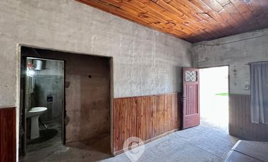 Casa en Venta a refaccionar.  Terreno de 321 m2. 110 m2 cubiertos. Centro de Zarate