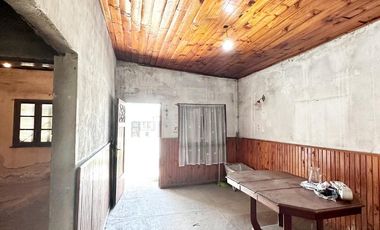 Casa en Venta a refaccionar.  Terreno de 321 m2. 110 m2 cubiertos. Centro de Zarate