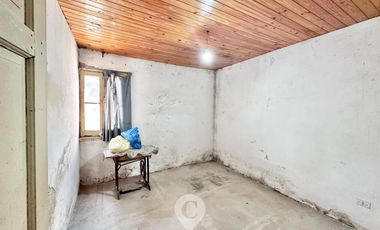 Casa en Venta a refaccionar.  Terreno de 321 m2. 110 m2 cubiertos. Centro de Zarate