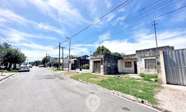 Casa en Venta a refaccionar.  Terreno de 321 m2. 110 m2 cubiertos. Centro de Zarate