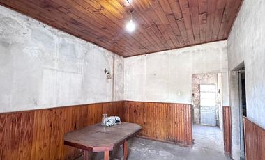 Casa en Venta a refaccionar.  Terreno de 321 m2. 110 m2 cubiertos. Centro de Zarate