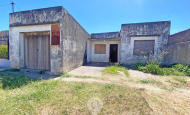 Casa en Venta a refaccionar.  Terreno de 321 m2. 110 m2 cubiertos. Centro de Zarate