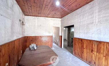 Casa en Venta a refaccionar.  Terreno de 321 m2. 110 m2 cubiertos. Centro de Zarate