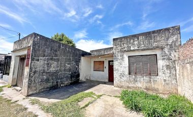 Casa en Venta a refaccionar.  Terreno de 321 m2. 110 m2 cubiertos. Centro de Zarate