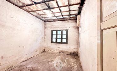 Casa en Venta a refaccionar.  Terreno de 321 m2. 110 m2 cubiertos. Centro de Zarate