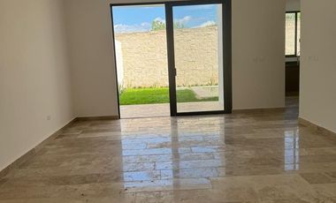 Venta Casa en Zona Country norte de Mérida en Privada con amenidades