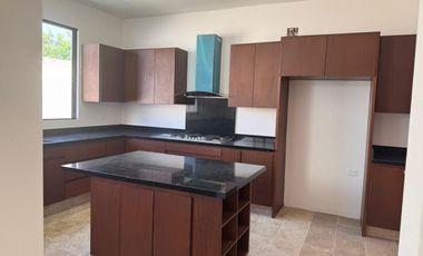 Venta Casa en Zona Country norte de Mérida en Privada con amenidades