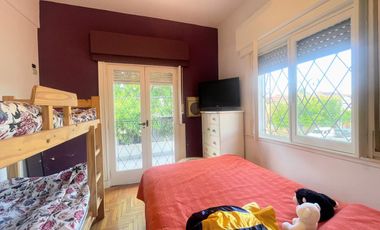 Venta de Casa 5 Amb. en Ramos Mejia S/lote 400M² C/Parque, Quincho y Piscina