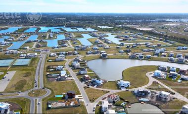Lote en venta de 700 metros fondo a laguna en Villalobos - Pueblos del Plata