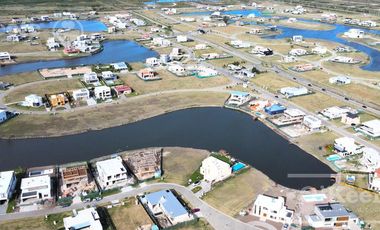 Lote en venta de 700 metros fondo a laguna en Villalobos - Pueblos del Plata