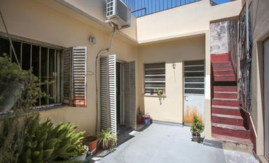 PH en 1er piso por escalera ideal para 2 familias, Cómodos ambientes con patio y terraza
