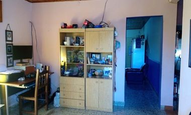 Casa en venta - 4 Dormitorios 2 Baños - 165Mts2 - Bernal Oeste