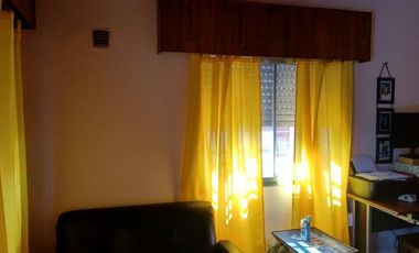 Casa en venta - 4 Dormitorios 2 Baños - 165Mts2 - Bernal Oeste