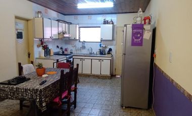 Casa en venta - 4 Dormitorios 2 Baños - 165Mts2 - Bernal Oeste
