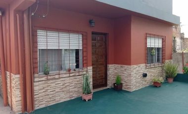 Casa en venta - 4 Dormitorios 2 Baños - 165Mts2 - Bernal Oeste