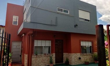 Casa en venta - 4 Dormitorios 2 Baños - 165Mts2 - Bernal Oeste