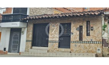 Casa lote para venta en Bello, sector Altavista, Obra 2000