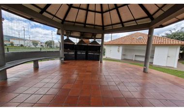 Amplia e iluminada casa en el mejor conjunto de Zipaquirá