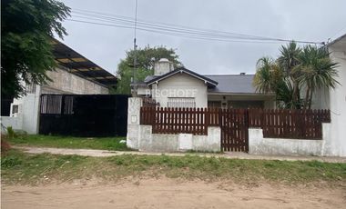 VENTA EN BLOCK DE 3 LOCALES + DEPARTAMENTO + CASA DE 3 AMBIENTES