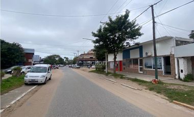 VENTA EN BLOCK DE 3 LOCALES + DEPARTAMENTO + CASA DE 3 AMBIENTES