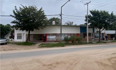 VENTA EN BLOCK DE 3 LOCALES + DEPARTAMENTO + CASA DE 3 AMBIENTES