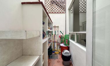 Casa en Magdalena límite con San Isidro | 4 pisos | Remodelada | Sin Cochera