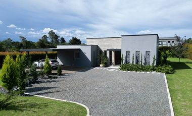 Venta de casa en Llanogrande de un solo nivel para estrenar