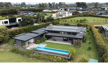 Venta de casa en Llanogrande para estrenar