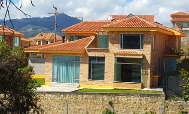 Casa Amplia en Venta en Villas de Tunjaque, La Calera