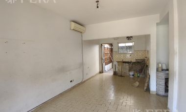Venta de casa de 3 ambientes a reciclar en Bernal Oeste