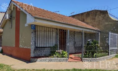 Venta de casa de 3 ambientes a reciclar en Bernal Oeste